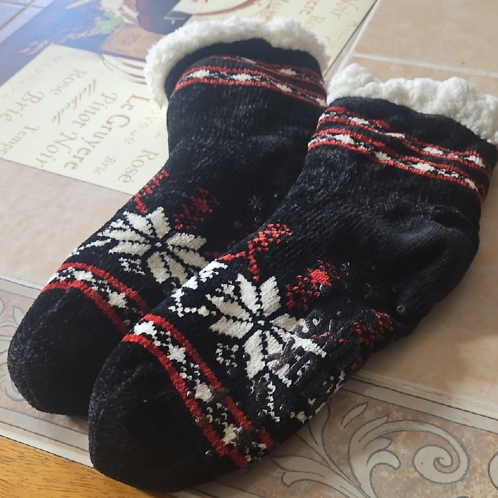 Cozy Black and Red Casual Socks with Nordic Flair